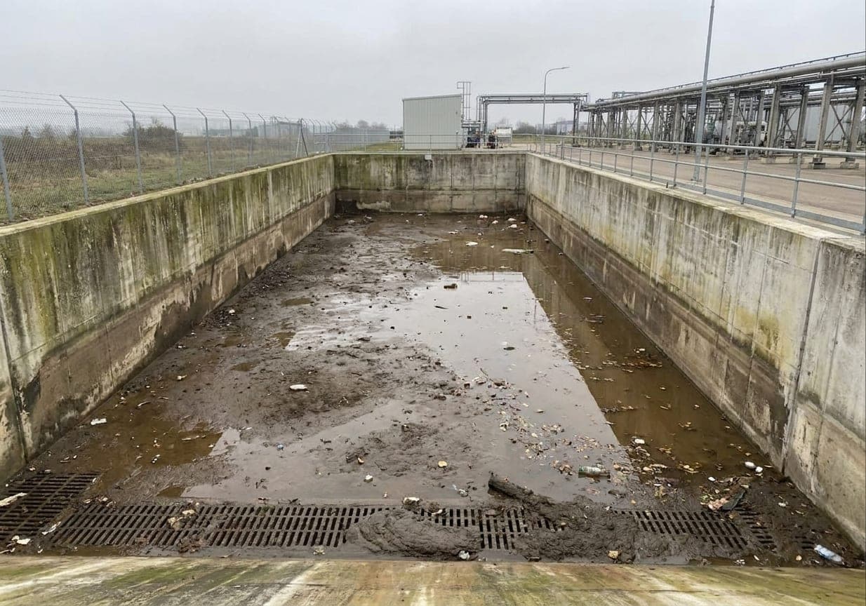 Avant — Bassin de rétention désembué